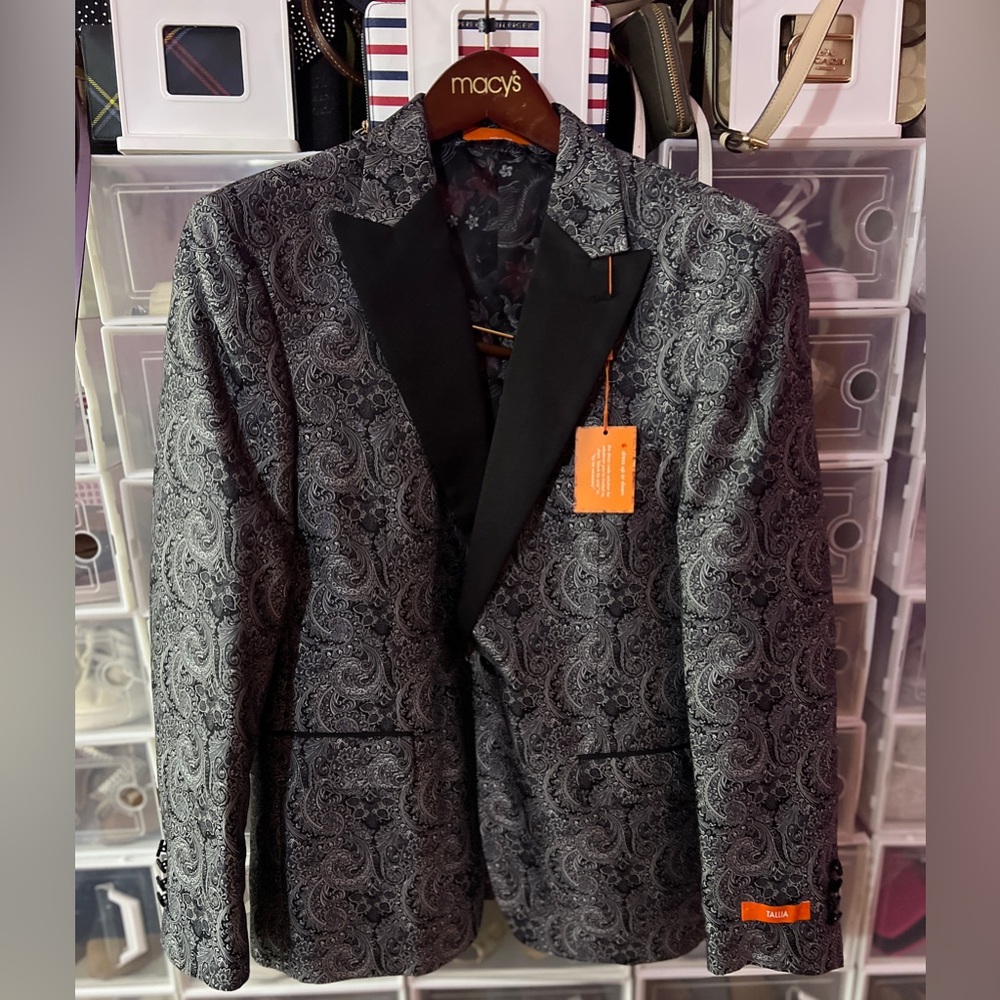 Tallia Macy’s Black and Silver Paisley tuxedo Jacket, men’s 42 short